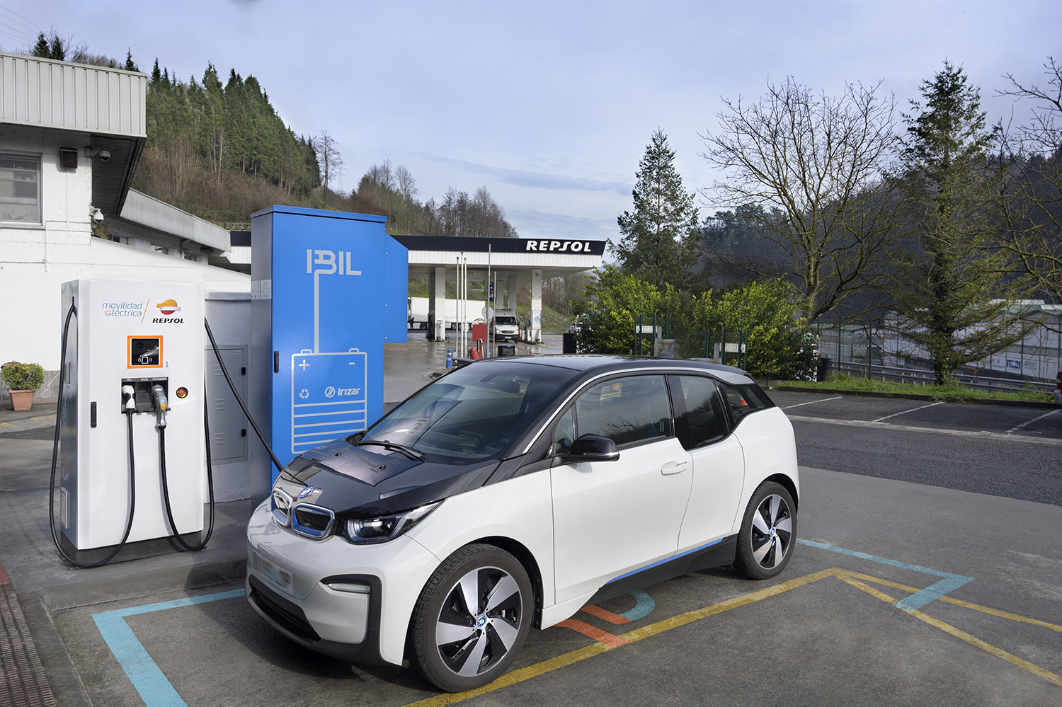 Estación de Servicio Repsol de carga rápida con almacenamiento de energía